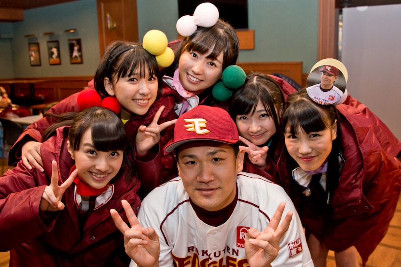 田中将大とももいろクローバーZ（写真は昨年11月に行われた「楽天イーグルス ファン感謝祭 東北ろっけんピっく2013」舞台裏の様子）。