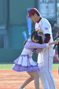 高城れに、田中将大投手（左から）
