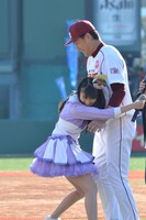 高城れに、田中将大投手（左から）