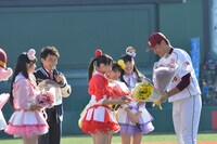 田中投手に花束を渡す百田夏菜子。
