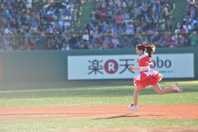 「走れ！」のパフォーマンス中にベースランニングする百田夏菜子。