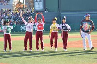 リレー開始前のももいろクローバーZ、田中将大投手。