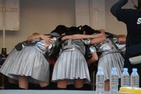 円陣を組むエビ中。