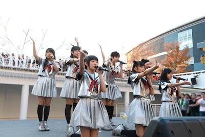 2013年11月24日にららぽーと豊洲で行われた私立恵比寿中学のフリーライブの様子。