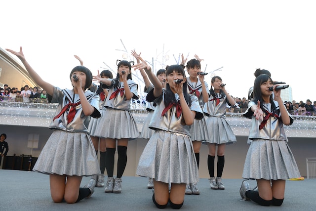 新曲「使ってポートフォリオ」を歌う私立恵比寿中学。