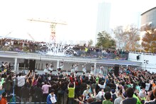 会場はイベントスペースのみならず周辺のエリアまでエビ中ファンで埋まった。