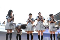 爆笑する柏木ひなた（左から2番目）。