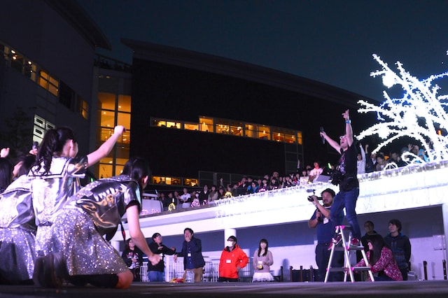 会場を盛り上げる中島カメラマン。