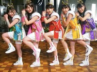 「DNA狂詩曲」収録時に田中投手のポーズを取るももいろクローバーZ。