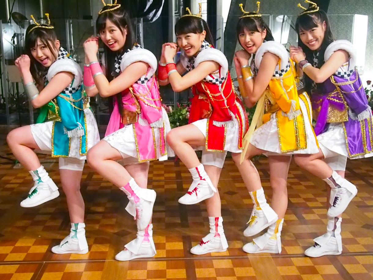 「DNA狂詩曲」収録時に田中投手のポーズを取るももいろクローバーZ。