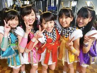 「DNA狂詩曲」収録時のももいろクローバーZ。