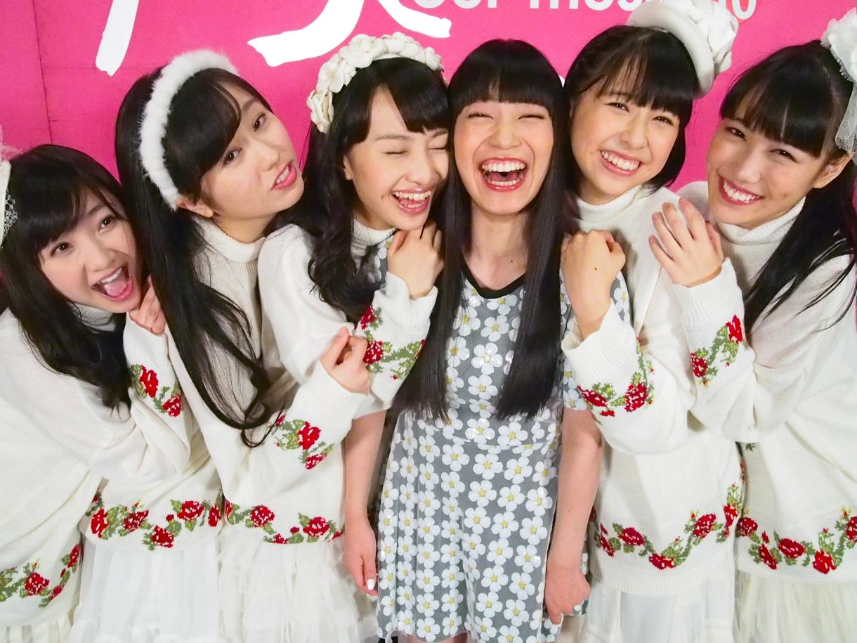 2013年11月「僕らの音楽」出演時のももいろクローバーZとmiwa。
