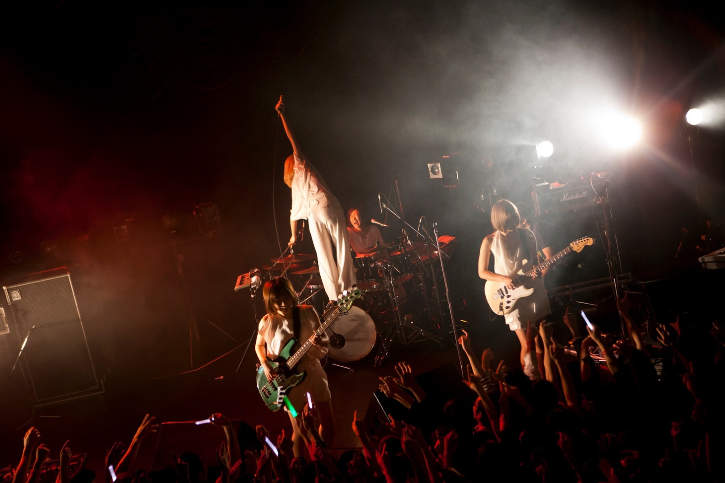「赤い公園ワンマンツアー2013『いざ、公園デビュー～トトトツーツーツートトト～』」東京キネマ倶楽部公演の様子。（撮影：福本和洋）