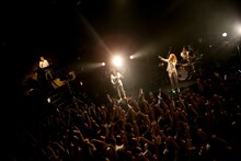 「赤い公園ワンマンツアー2013『いざ、公園デビュー～トトトツーツーツートトト～』」東京キネマ倶楽部公演の様子。（撮影：福本和洋）