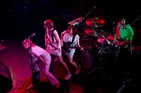 「赤い公園ワンマンツアー2013『いざ、公園デビュー～トトトツーツーツートトト～』」東京キネマ倶楽部公演の様子。（撮影：福本和洋）