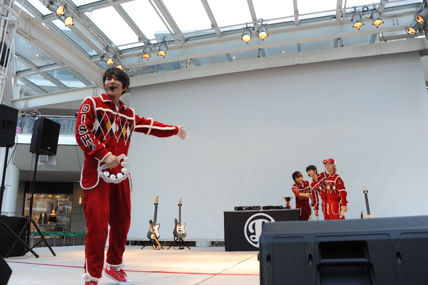 ソロ曲披露にはりきるMASAKIと、それを遠巻きに見るRYUJI、TAKUMI、To-i。