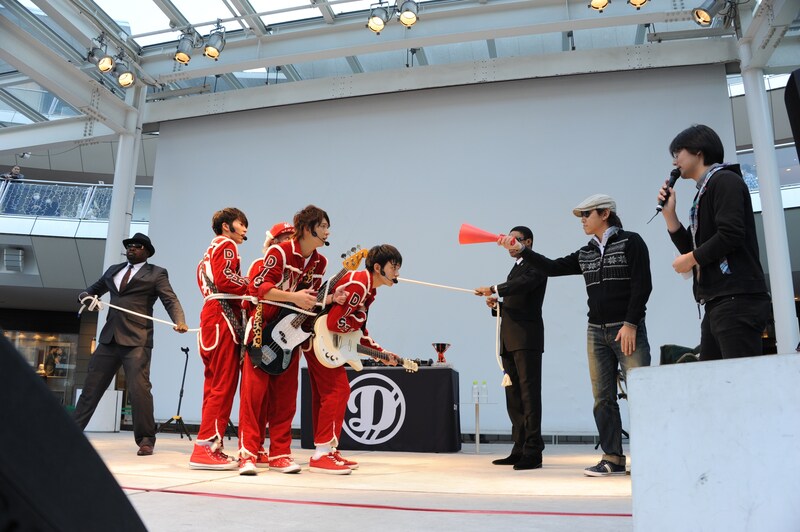 捕えられたDISH//と彼らに物申すYuki Saito監督。