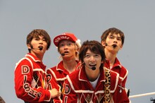 会場に設置された大型ビジョンに流れる映像に釘付けになるDISH//。