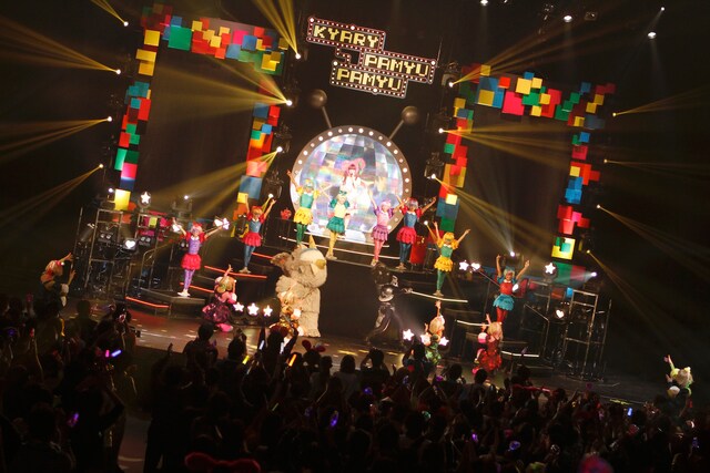 「なんだこれくしょんツアー ～きゃりーぱみゅぱみゅの宇宙シアター～」埼玉・大宮ソニックシティ公演の様子。（Photo by AKI ISHII）