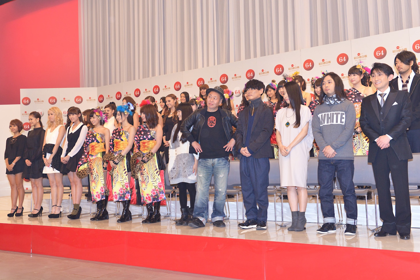 今週の人気の画像4位は「サカナ、セクゾン、NMB、リンホラ、泉谷らが紅白初出場」より、「第64回NHK紅白歌合戦」出場歌手の発表会の様子。