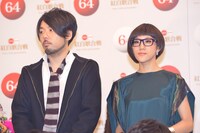 サカナクションのメンバー。左から江島啓一（Dr）、岡崎英美（Key）。