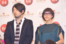 サカナクションのメンバー。左から江島啓一（Dr）、岡崎英美（Key）。