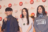 サカナクションのメンバー。左から山口一郎（Vo, G）、草刈愛美（B）、岩寺基晴（G）。