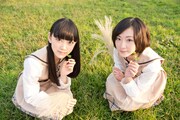 左から堀未央奈、生駒里奈。