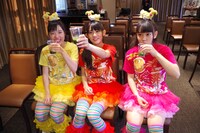 「愛のカラオケ大会」で罰ゲーム用に用意された苦いジュースを飲む伊藤千由李、秋本帆華、安藤ゆず（写真左から）。