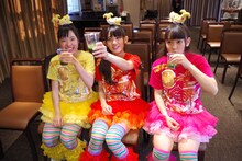 「愛のカラオケ大会」で罰ゲーム用に用意された苦いジュースを飲む伊藤千由李、秋本帆華、安藤ゆず（写真左から）。