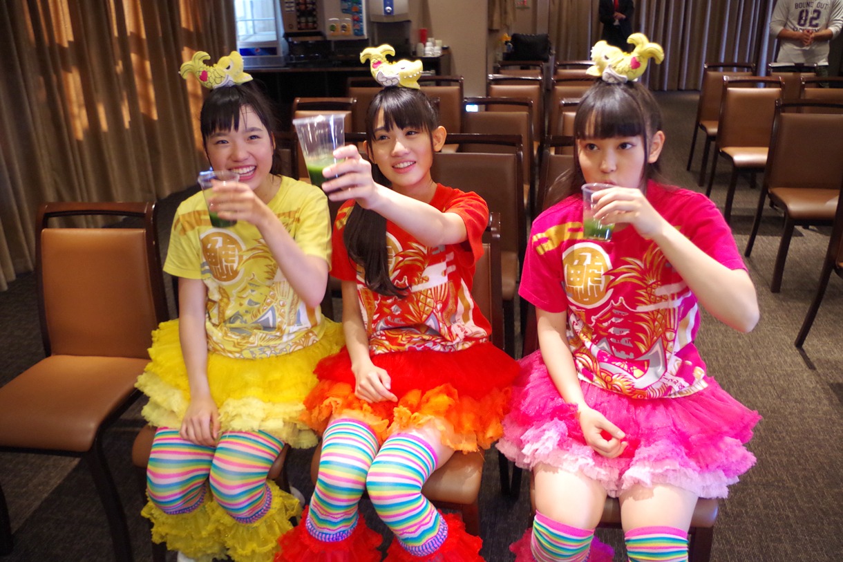 「愛のカラオケ大会」で罰ゲーム用に用意された苦いジュースを飲む伊藤千由李、秋本帆華、安藤ゆず（写真左から）。