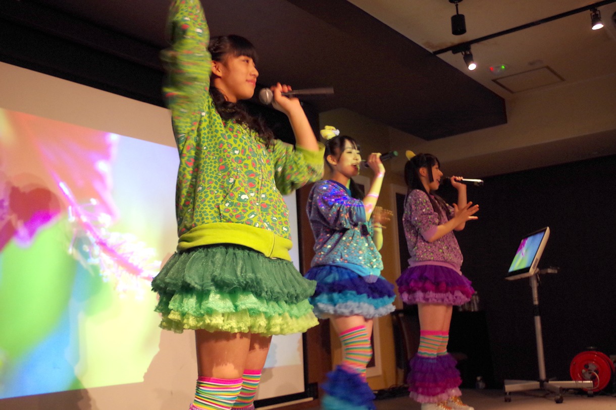 写真は11月23日に行われた「愛のカラオケ大会」の様子。
