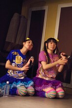 「愛のカラオケ大会」第2部より。左から咲良菜緒、大黒柚姫。