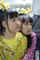 左から伊藤千由李、安藤ゆず。