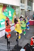 名古屋パルコ前でパフォーマンスを行うチームしゃちほこ。