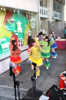 名古屋パルコ前でパフォーマンスを行うチームしゃちほこ。