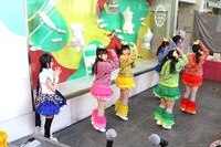 大勢のファンと乙女新党・葵わかな（左端）が見守る中、パフォーマンスを披露するチームしゃちほこ。