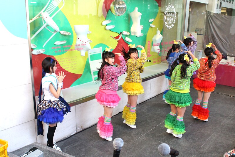 大勢のファンと乙女新党・葵わかな（左端）が見守る中、パフォーマンスを披露するチームしゃちほこ。