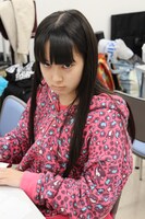 カメラに睨みを利かせる安藤ゆず。