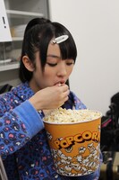 カメラを向けられても一心不乱にポップコーンを頬張る咲良菜緒。