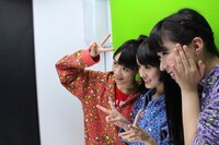 ポーズを決める秋本帆華、咲良菜緒、大黒柚姫（左から）。