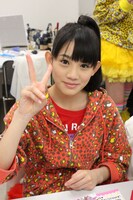 秋本帆華、カメラに向かって笑顔でピース。