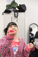 ポップコーンキャッチに夢中な安藤ゆず。