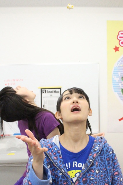 ポップコーンキャッチに夢中な咲良菜緒（手前）と大黒柚姫（奥）。