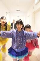 カメラに突進する伊藤千由李、咲良菜緒、安藤ゆず（左から）。