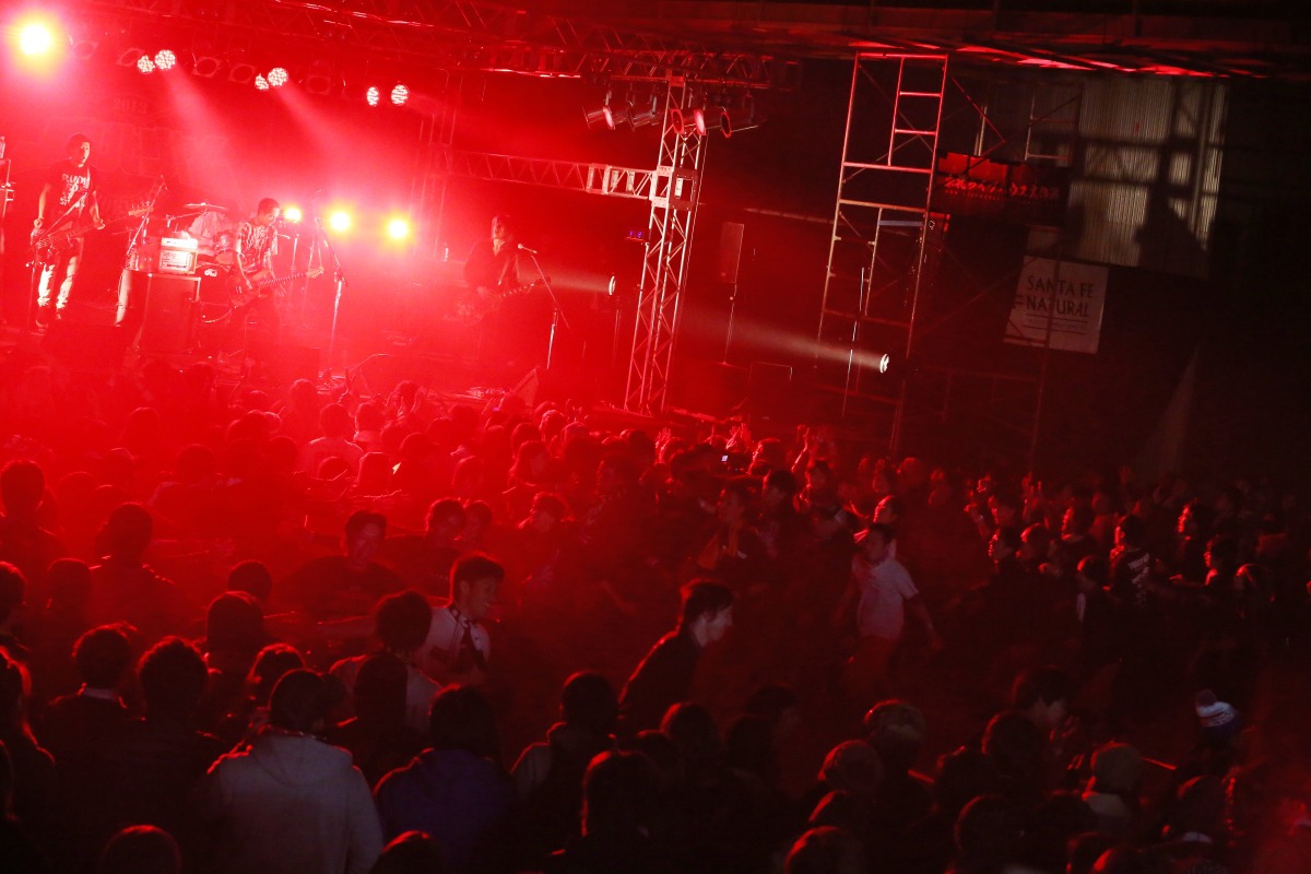 THE BONEZのライブの模様。（Photo by sokuramochi）