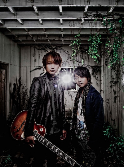 SCREEN mode。左から雅友（G）、勇-YOU-（Vo）。