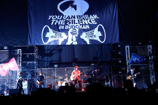 武道館のステージで熱のこもったパフォーマンスを続けた高橋優。