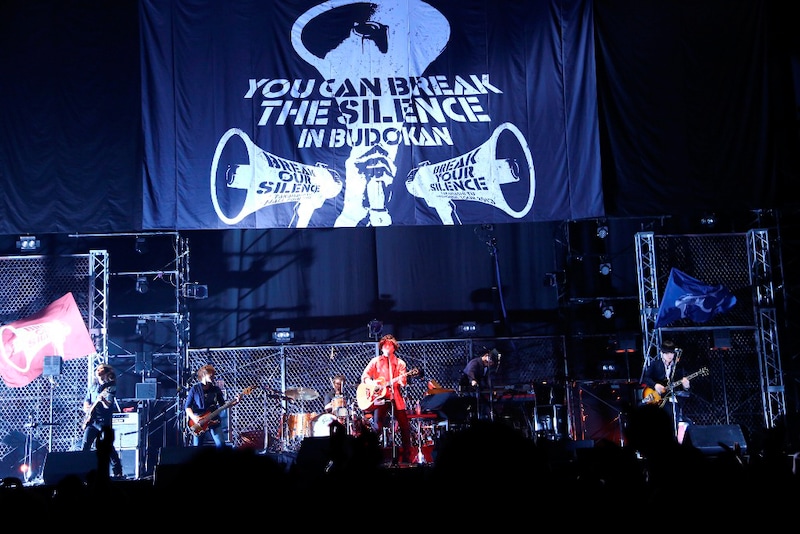 武道館のステージで熱のこもったパフォーマンスを続けた高橋優。