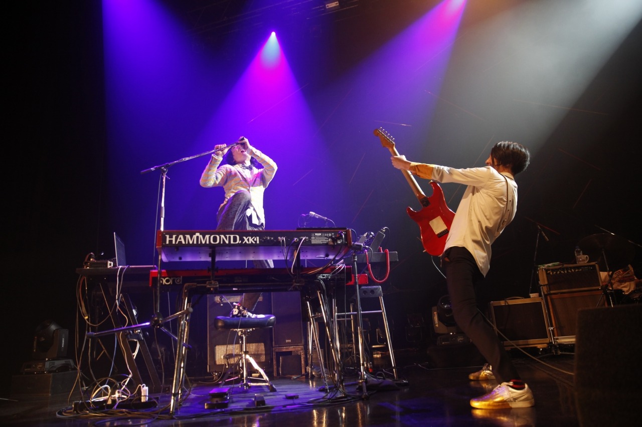 左から金澤ダイスケ（Key）、山内総一郎（Vo, G）。（撮影：河本悠貴）